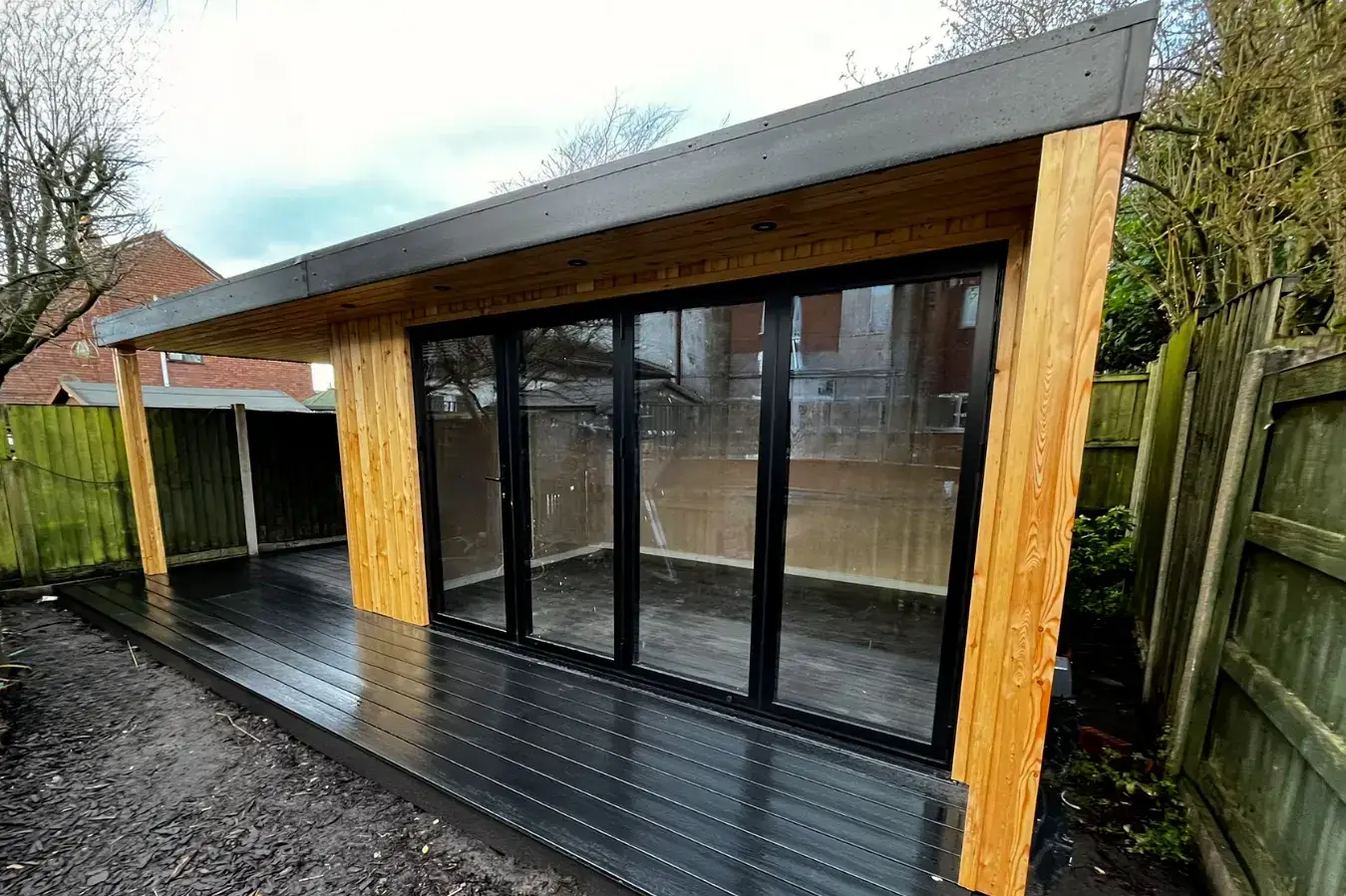 LUXURY GARDEN ROOM WITH CANOPY FOR A HOT TUB